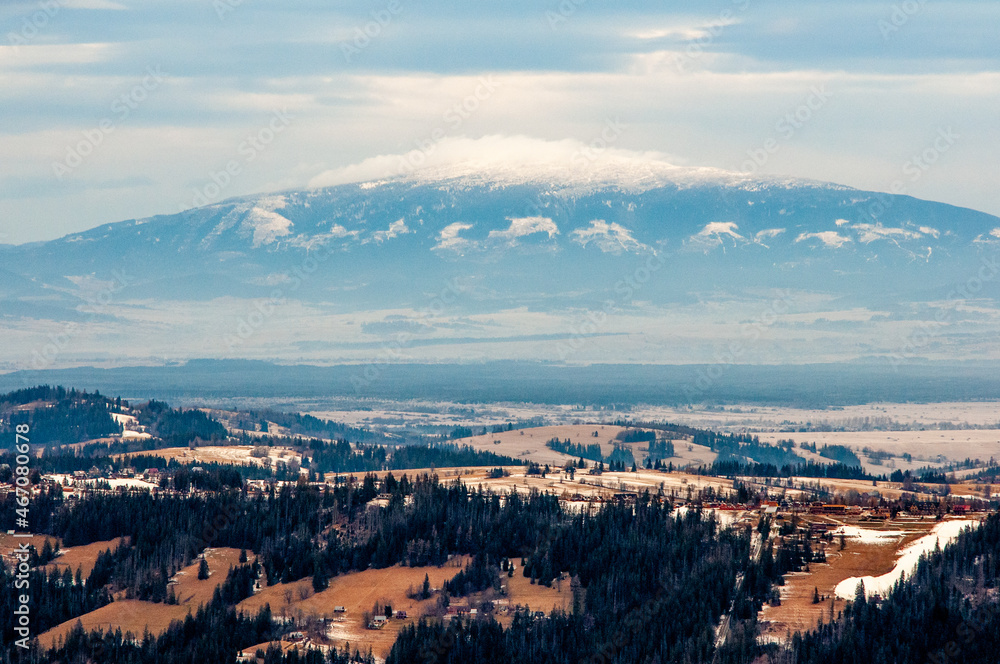 View of Babia Góra from the Tatra Mountains. Widok na Babią Górę z Tatr.