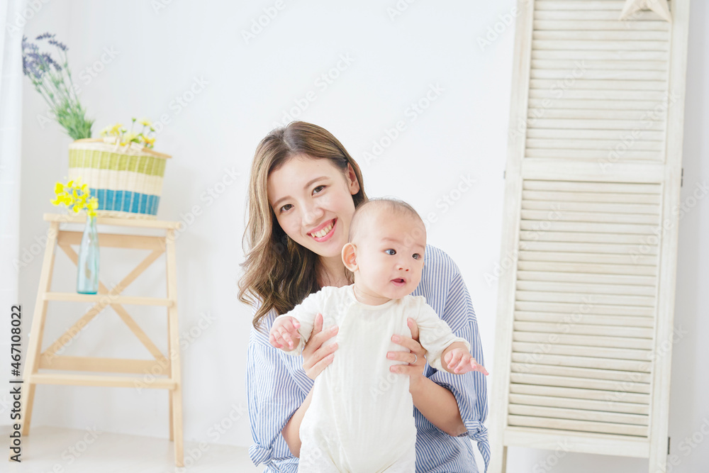 赤ちゃんと遊ぶ母親 赤ちゃんと遊ぶ母親