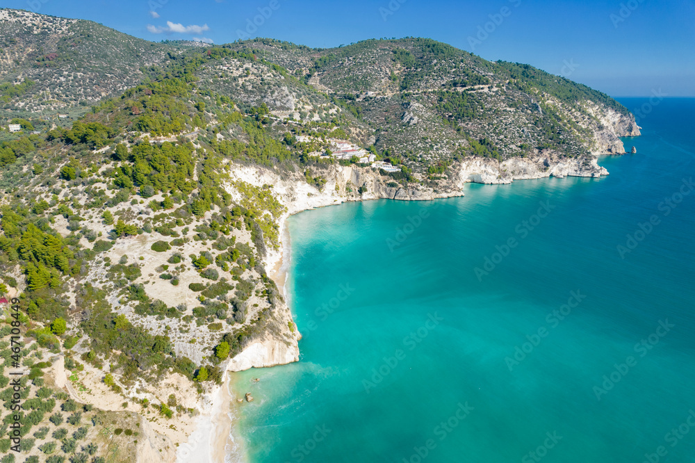 Obraz premium Vista aerea della spiaggia di vignanotica, gargano con drone