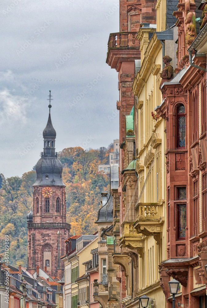 Historischer Kirchturm und Fassaden in der Altstadt von Heidelberg