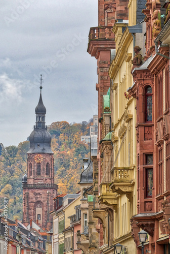 Historischer Kirchturm und Fassaden in der Altstadt von Heidelberg © hespasoft