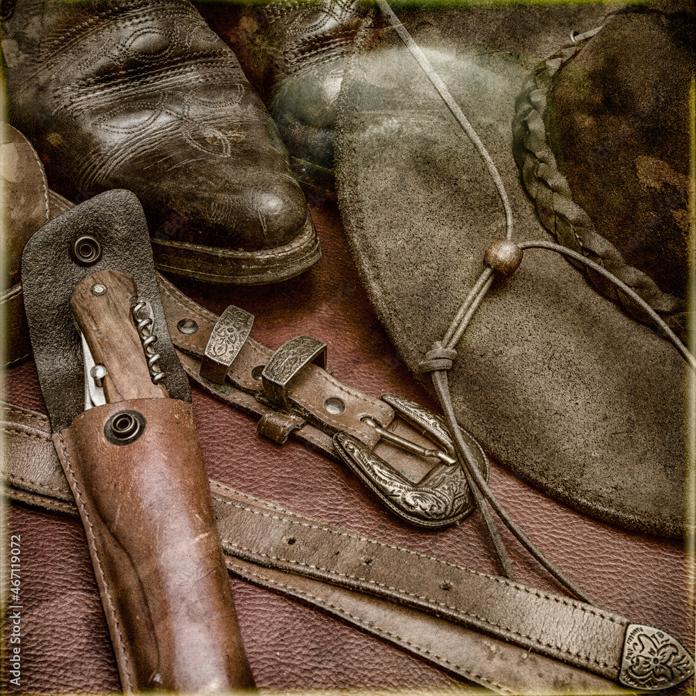 photo ancienne, bottes,chapeau,ceinture et couteau dans étui de cuir photo ancienne, bottes,chapeau,ceinture et couteau dans étui de cuir