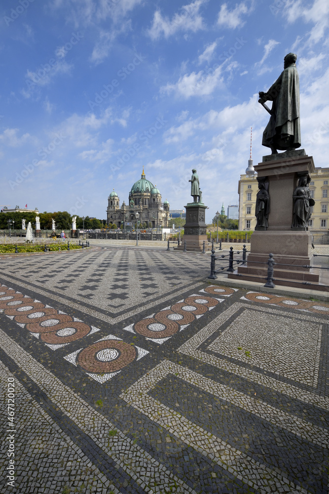 Schinkel square with statues, Schloss bridge and Berliner Dom behind, Unter den Linden, Berlin, Germany