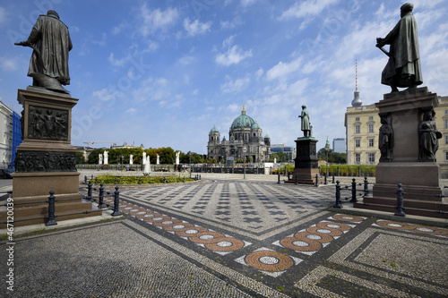 Photography Schinkel square with statues, Schloss bridge and Berliner Dom behind, Unter den