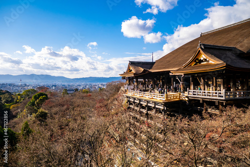 清水寺の舞台と京都市街地の眺め © x-travel