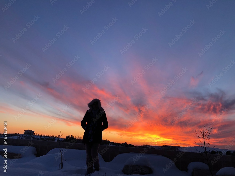 Obraz premium silhouette of a person in the sunset