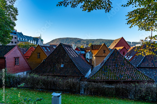 die Dächer der Altstadt von Bergen, Norwegen, interessanter Blick über das Hafenviertel, am Hafen von Bergen stehen farbige Häuser mit verwinkelten Dächern, Satteldach und Walmdach, Quergiebel, Gaupen photo