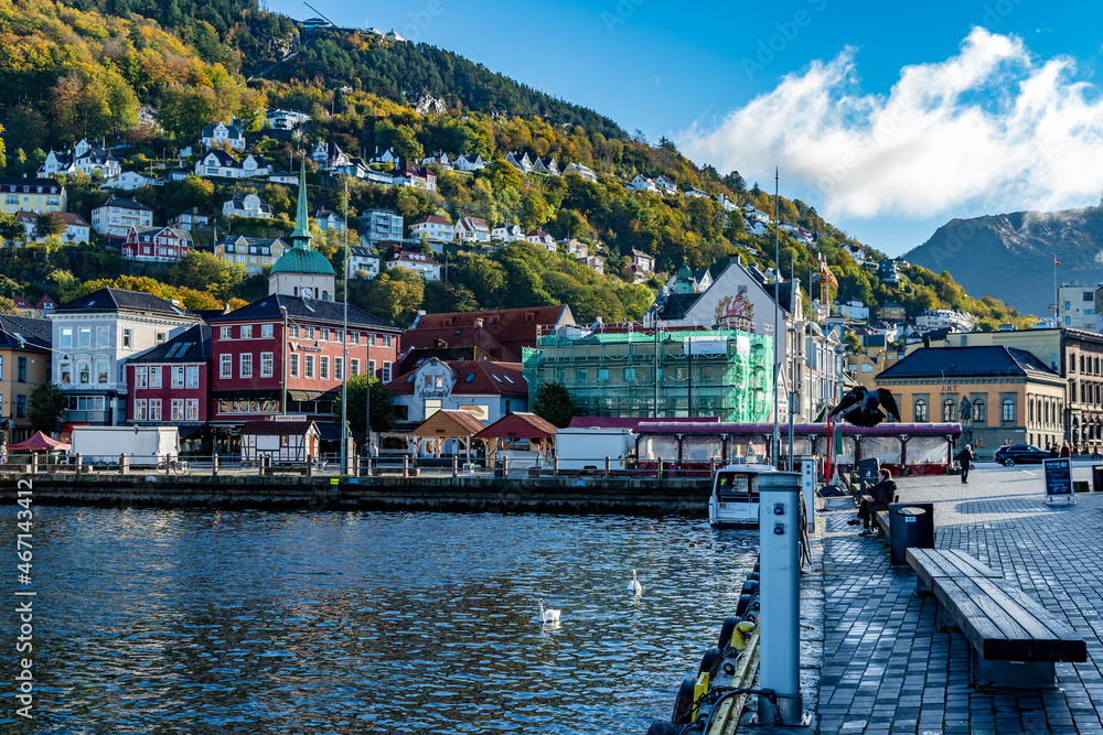 alte bunte Häuser in der Altstadt von Bergen, Norwegen. rund um den Hafen stehen viele schöne Häuser, weiss, rot, grün, gelb, grau, blau, Haus mit Charme und Flair! kleines Haus, gemütliches Quartier