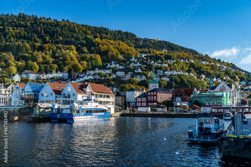 alte bunte Häuser in der Altstadt von Bergen, Norwegen. rund um den Hafen stehen viele schöne Häuser, weiss, rot, grün, gelb, grau, blau, Haus mit Charme und Flair! kleines Haus, gemütliches Quartier © Dieter