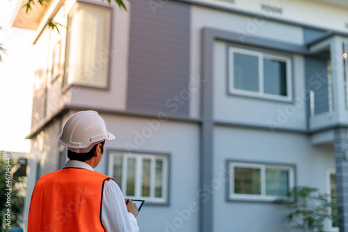 Fototapet Inspector or engineer is checking and inspecting the building or house by using checklist