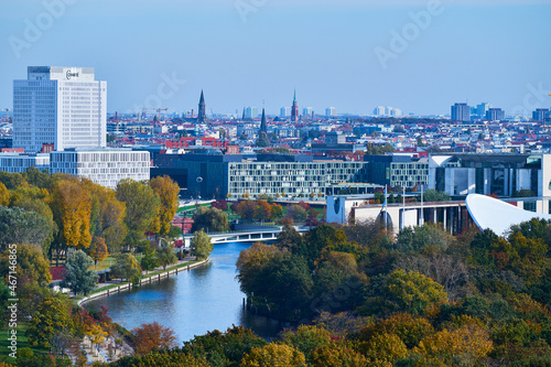 Panorama Spreebogen mit Bundeskanzleramt und Charité
