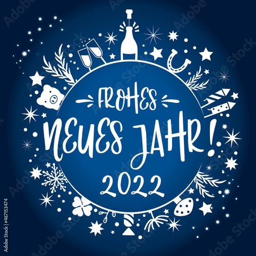 frohes neues Jahr 2022 Kalligraphie mit Symbolen - runde Form. Grußkarte mit Feuerwerk, Sekt, Sternen und Glücksbringern blau und weiß