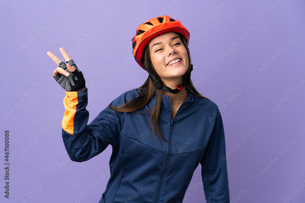 Teenager cyclist girl smiling and showing victory sign - obrazy, fototapety, plakaty 