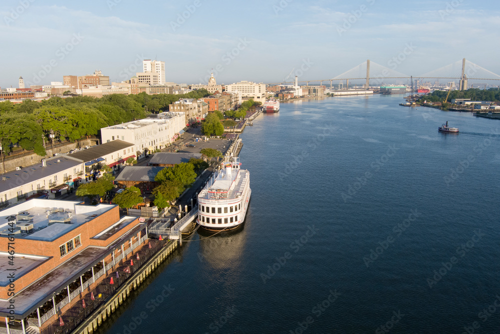 Naklejka premium Low aerial view of downtown Savannah, Georgia and River Street.