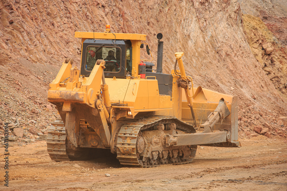 Bulldozer workflow for laying or leveling a technological road in a mining quarry Bulldozer workflow for laying or leveling a technological road in a mining quarry