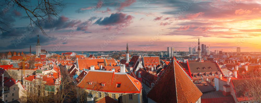 historic center of the medieval city of Tallinn - obrazy, fototapety, plakaty 