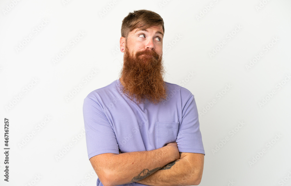 Obraz premium Young reddish caucasian man isolated on white background making doubts gesture while lifting the shoulders