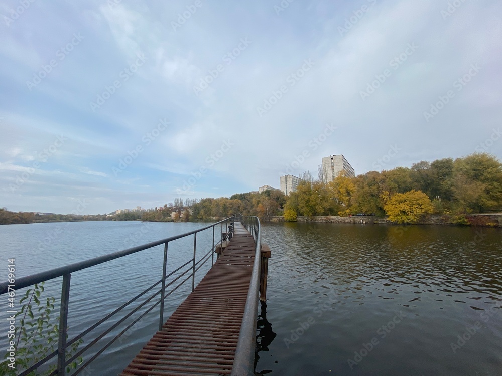 Naklejka premium wooden bridge over the river