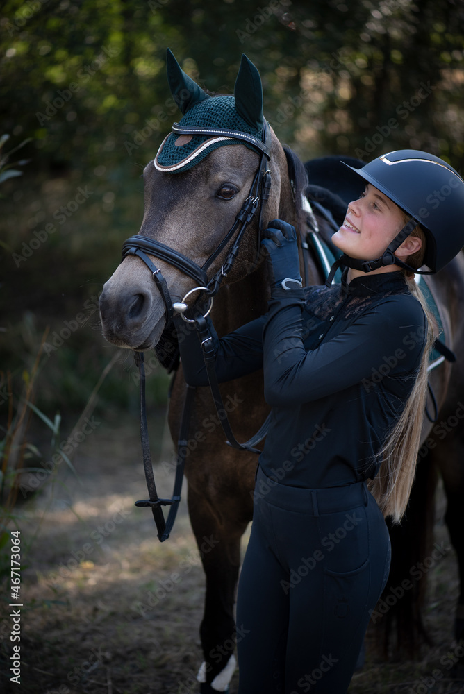 Obraz premium Glückliches Mädchen mit deutschem Reitpony