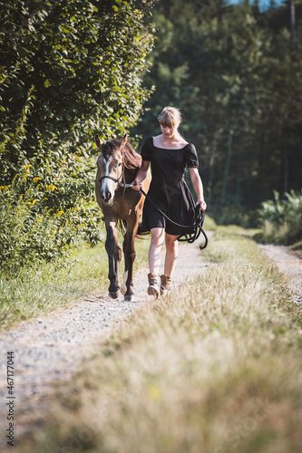 Mädchen mit jungem Pferd © Petra Fischer