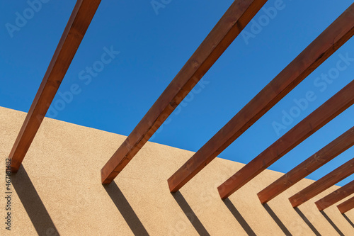 Detalle de vigas de madera en una terraza