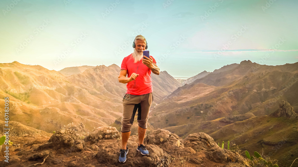 Obraz premium Bearded senior using mobile phone outdoor