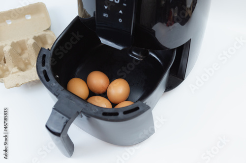 Fry eggs in a simple oil-free fryer. just a few steps