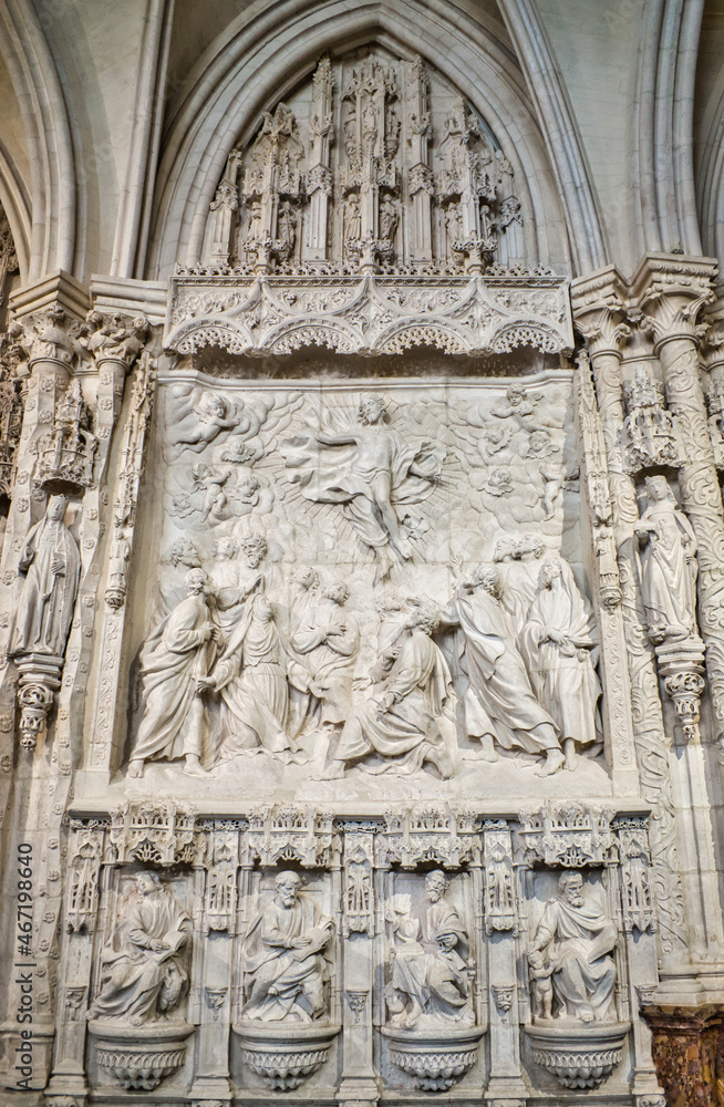 Bajorrelieve en piedra de la ascensión de Jesucristo en el trasaltar de la catedral gótica de Burgos, siglo XVI