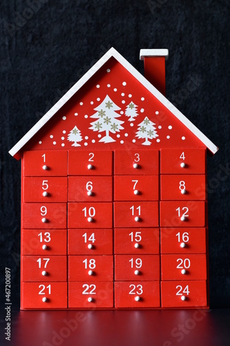 calendrier de l'avent en forme de maison en bois de couleur rouge et blanche