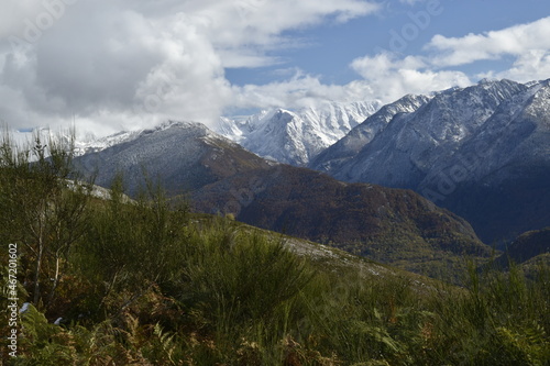 paysage de montagne en ariège les sommets enneigés 