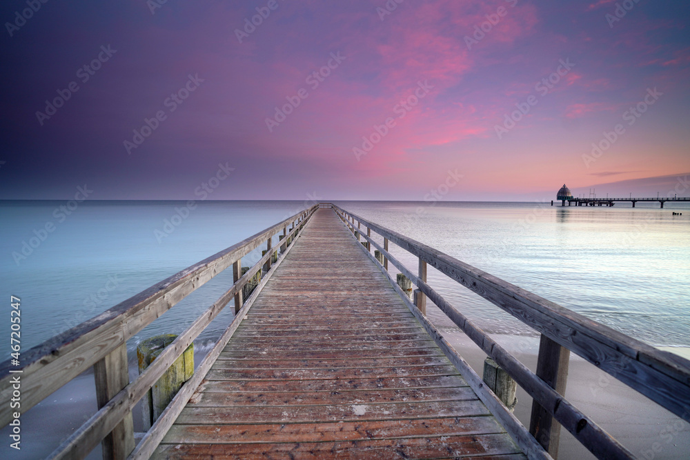 Fototapeta premium langer Steg am Meer