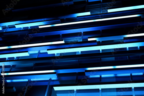 Podświetlona neonami fasada budynku w nocy