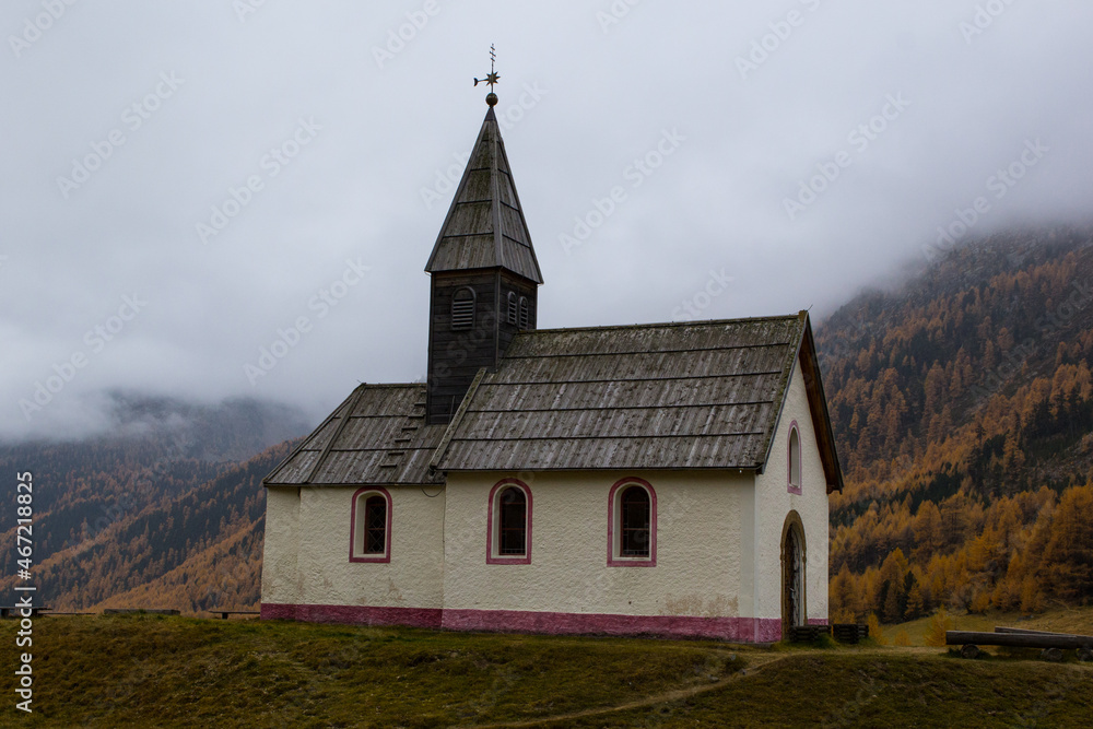 Kapelle zur Heiligen Familie in Kurzras im Schnalstal im Herbst bei Nebel