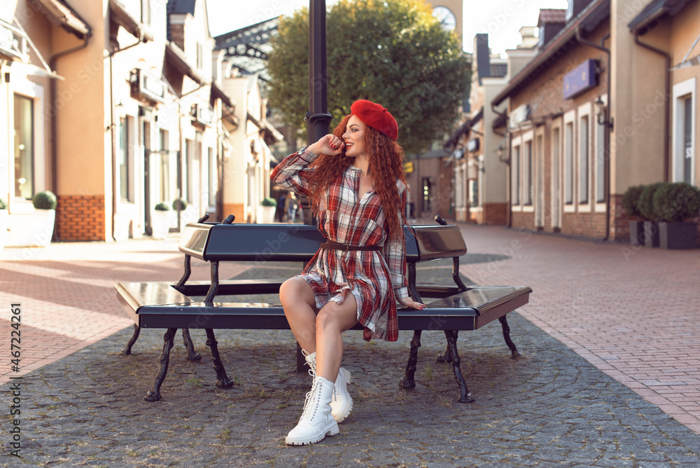 Obraz premium Redhead curly woman in the city