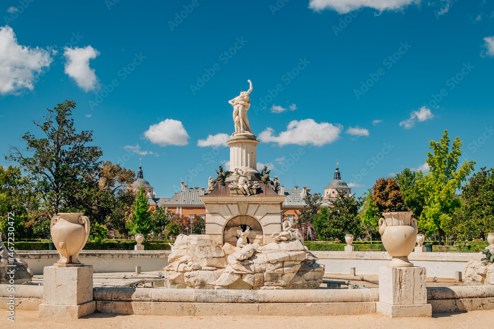 monument entrance to the island gardens in aranjuez, madrid