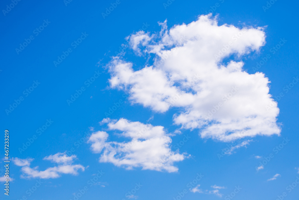 Fototapeta premium White clouds and blue sky