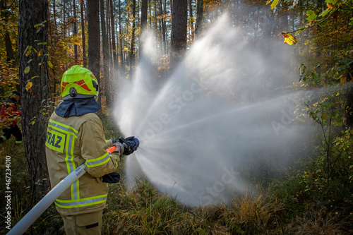 Strażacy podczas akcji gaśniczej w lesie