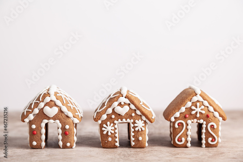 Three mini gingerbread houses.