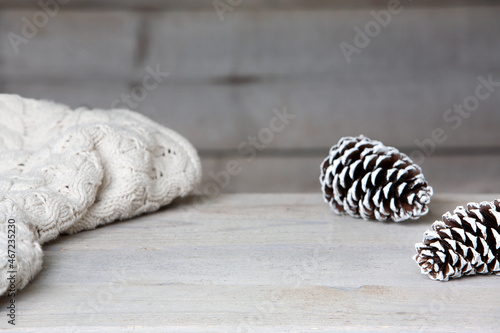 Foto Rustic table mockup background with blanket and pine cones