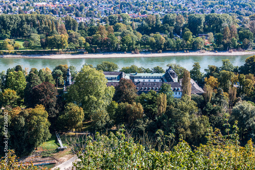 Blick vom Rolandsbogen bei Remagen auf Nonnenwerth und das Gymnasium