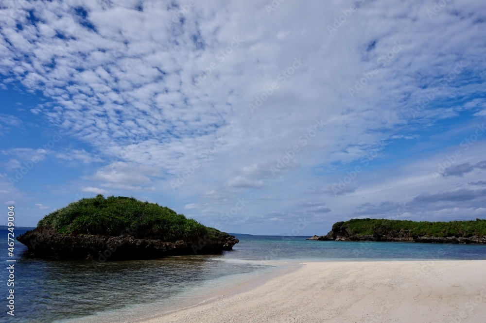 Fototapeta premium 沖縄県宮古島 青空 砂浜 小島 波打ち際
