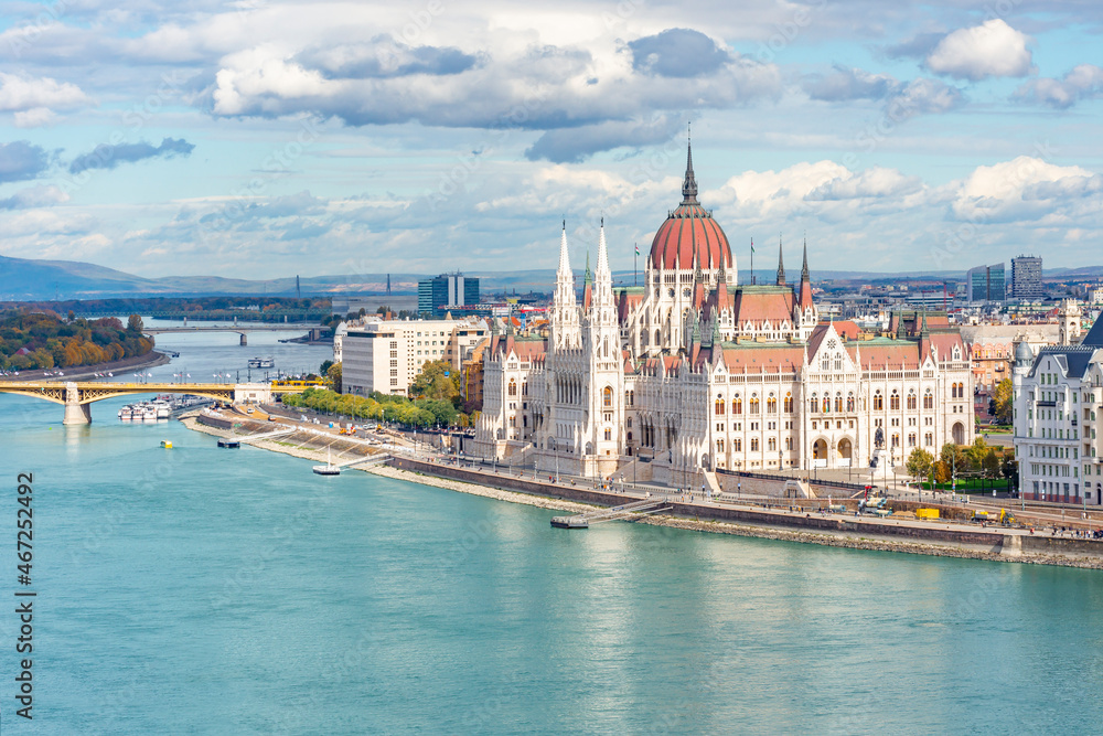 Obraz premium Budapest cityscape with Hungarian parliament building and Danube river, Hungary