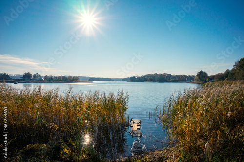 Jesienne pejzaże okolic jeziora Barlineckiego w Barlinku - Polska. Bardzo ładna słoneczna pogoda. 