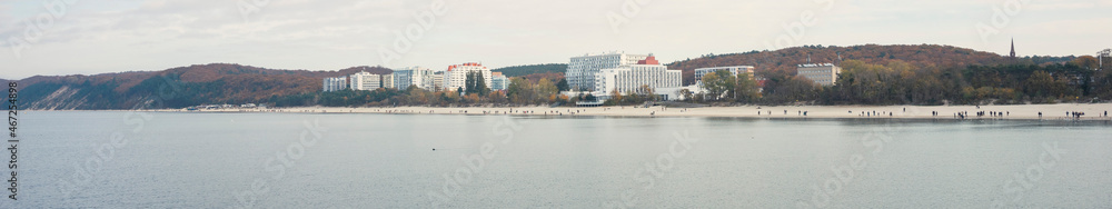 Plaża w Międzyzdrojach- Polska. Jesienne morze Bałtyckie.