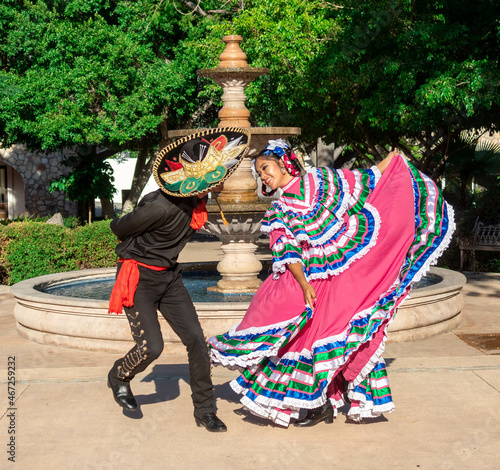 Wallpaper Mural PAREJA BAILARINES TRADICIONAL MEXICANO Torontodigital.ca