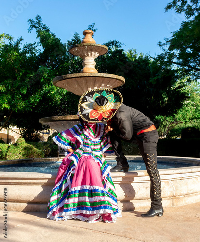 PAREJA TRADICIONAL MEXICANA BESO FRENTE A LA FUENTE