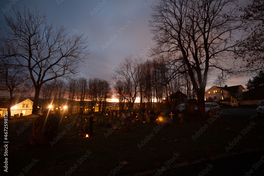 Obraz premium sunset in the graveyard, Lørenskog, Norway