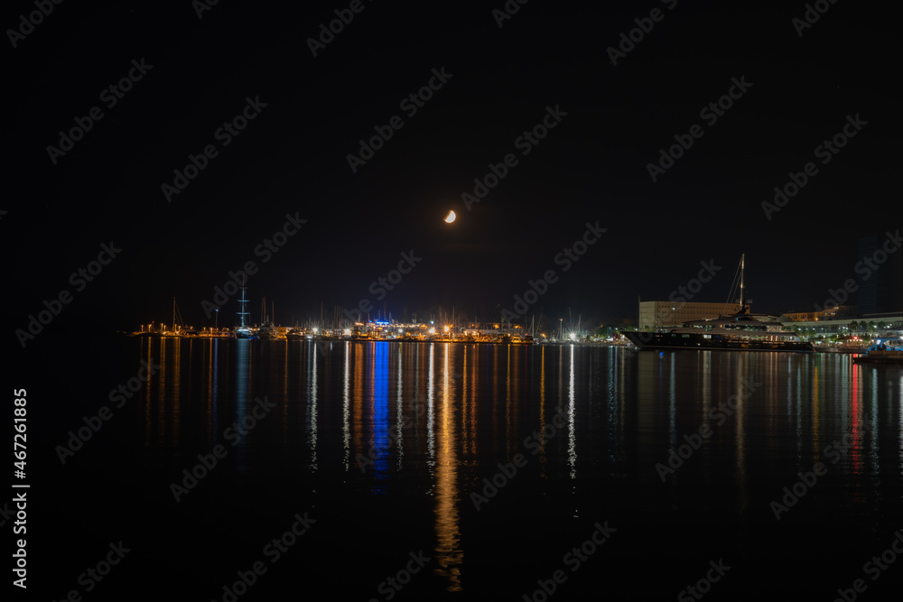 Hafen von Split bei Nacht