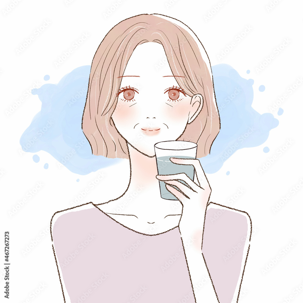 水を飲む中年女性