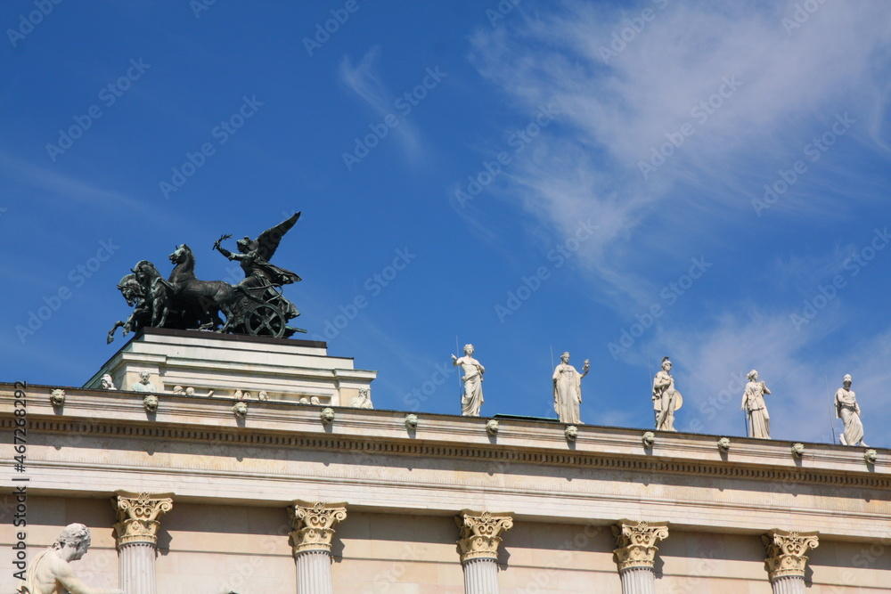 Obraz premium Austrian Parliament rooftop sculptures. Vienna, Austria